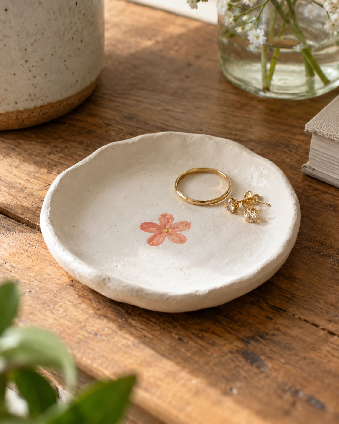 Illustrative concept: one simple flower outline.